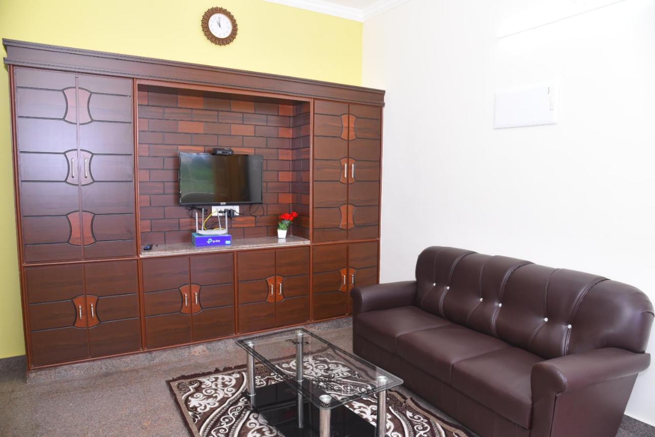 Four Seasons Home Stay ตีรูปาติ ภายนอก รูปภาพ