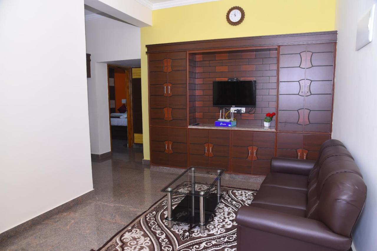 Four Seasons Home Stay ตีรูปาติ ภายนอก รูปภาพ