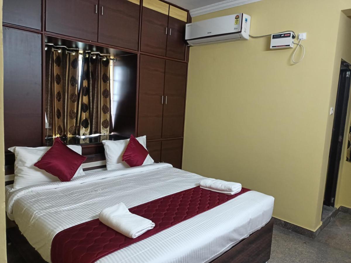 Four Seasons Home Stay ตีรูปาติ ภายนอก รูปภาพ