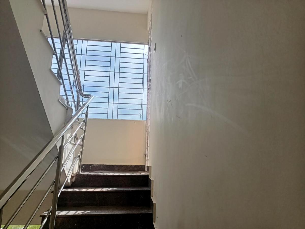 Four Seasons Home Stay ตีรูปาติ ภายนอก รูปภาพ