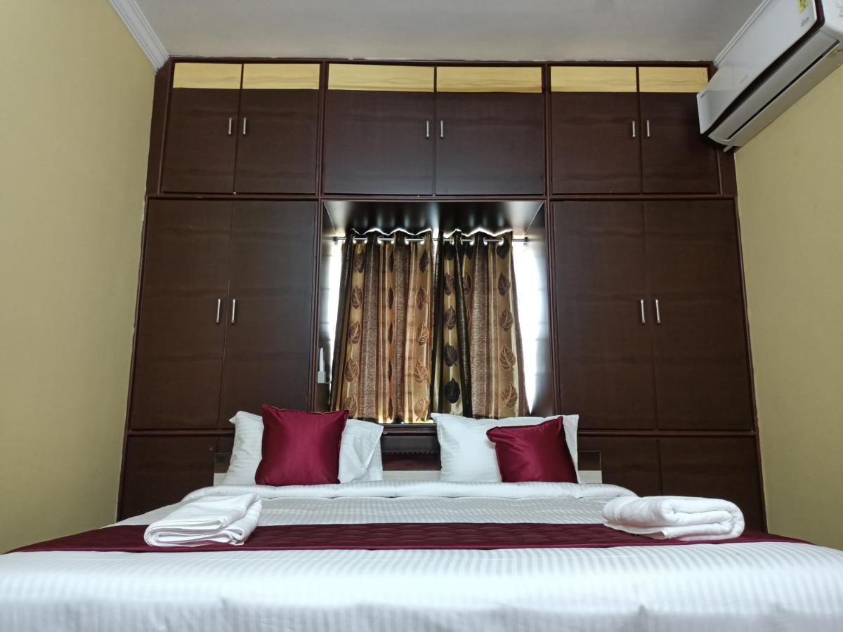 Four Seasons Home Stay ตีรูปาติ ภายนอก รูปภาพ