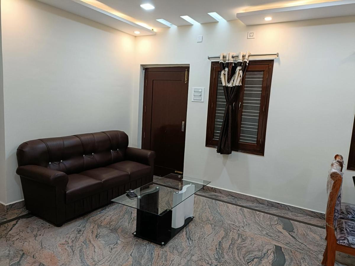 Four Seasons Home Stay ตีรูปาติ ภายนอก รูปภาพ