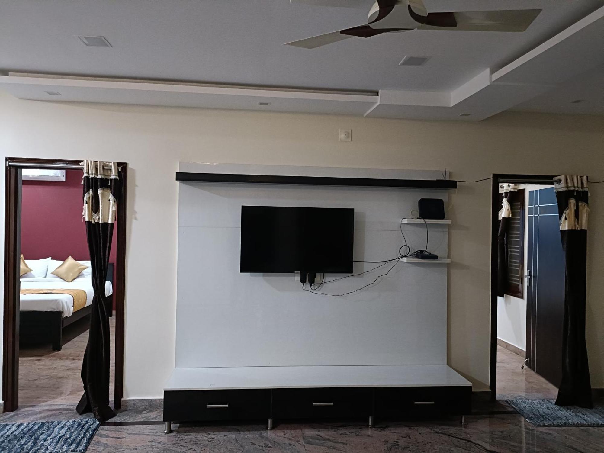 Four Seasons Home Stay ตีรูปาติ ภายนอก รูปภาพ
